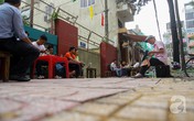 Anh chàng công sở chạy xe tay ga đi đánh giày dạo mỗi ngày Anh chàng công sở chạy xe tay ga đi đánh giày dạo mỗi ngày