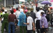 Dân đội mưa kéo ra quốc lộ đề nghị mở đường qua đồng Dân đội mưa kéo ra quốc lộ đề nghị mở đường qua đồng