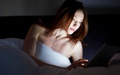 Lướt smartphone trước khi ngủ dễ khiến bạn mất ngủ Lướt smartphone trước khi ngủ dễ khiến bạn mất ngủ
