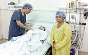 Rơi nước mắt mẹ ngồi trò chuyện bên giường bệnh con gái sống mà như chết Rơi nước mắt mẹ ngồi trò chuyện bên giường bệnh con gái sống mà như chết