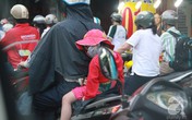 Chạnh lòng những giấc ngủ gật gà trên xe của trẻ lúc đến trường Chạnh lòng những giấc ngủ gật gà trên xe của trẻ lúc đến trường