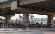 Nghiêm cấm trông giữ xe ô tô tại gầm cầu Thăng Long Nghiêm cấm trông giữ xe ô tô tại gầm cầu Thăng Long