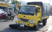 Hai cha con bị xe tải tông vào, may mắn thoát chết Hai cha con bị xe tải tông vào, may mắn thoát chết