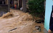 Lũ quét kinh hoàng, nhiều giáo viên phải sơ tán Lũ quét kinh hoàng, nhiều giáo viên phải sơ tán