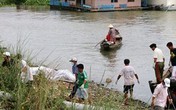 Vớt được thi thể hai mẹ con mất tích dưới sông Hậu Vớt được thi thể hai mẹ con mất tích dưới sông Hậu