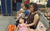 Cảnh trẻ em vạ vật ở sân bay do bị hoãn chuyến liên tiếp Cảnh trẻ em vạ vật ở sân bay do bị hoãn chuyến liên tiếp