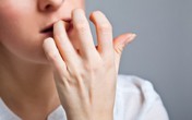 Nguy hại khôn lường khi cắn móng tay Nguy hại khôn lường khi cắn móng tay