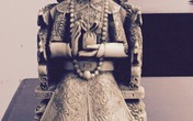 Thu giữ hai bức tượng thần bằng ngà voi nhập lậu Thu giữ hai bức tượng thần bằng ngà voi nhập lậu