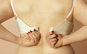 5 thói quen xấu khiến ngực mau chảy xệ 5 thói quen xấu khiến ngực mau chảy xệ
