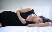 Bàng hoàng đêm tân hôn chạm tay vào ngực vợ Bàng hoàng đêm tân hôn chạm tay vào ngực vợ