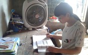 "Giấc mơ có thật" của nữ sinh dâng giấy báo điểm lên bàn thờ cha mẹ rồi giấu kín "Giấc mơ có thật" của nữ sinh dâng giấy báo điểm lên bàn thờ cha mẹ rồi giấu kín
