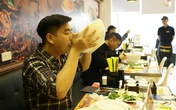 Dân Hà thành háo hức với lời thách thức ăn bát phở "khổng lồ" Dân Hà thành háo hức với lời thách thức ăn bát phở "khổng lồ"