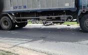 Con gái bám chặt thi thể mẹ khóc ngất trên đường Quốc lộ Con gái bám chặt thi thể mẹ khóc ngất trên đường Quốc lộ