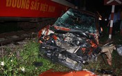 4 người trên ôtô bị tàu hoả đâm văng hơn 15 m 4 người trên ôtô bị tàu hoả đâm văng hơn 15 m