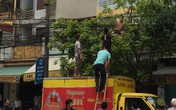 Nam thanh niên cởi trần đánh đu trên đường dây điện khiến nhiều người hoảng sợ Nam thanh niên cởi trần đánh đu trên đường dây điện khiến nhiều người hoảng sợ