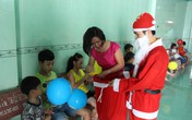 Tặng quà Noel cho hàng trăm trẻ mồ côi ở mái ấm tình thương Tặng quà Noel cho hàng trăm trẻ mồ côi ở mái ấm tình thương
