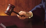 Cụ ông chống batoong ra tòa quyết ly hôn Cụ ông chống batoong ra tòa quyết ly hôn