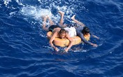 Giây phút ám ảnh kinh hoàng của hai thuyền viên trôi giạt suốt 13 giờ trên biển Giây phút ám ảnh kinh hoàng của hai thuyền viên trôi giạt suốt 13 giờ trên biển
