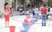 Người Hà Nội thức trắng đêm hứng từng xô nước Người Hà Nội thức trắng đêm hứng từng xô nước