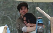 Selena không ngừng ôm ấp bạn diễn Selena không ngừng ôm ấp bạn diễn