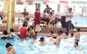 Hà Nội: Chen chúc tìm chỗ "lội" trong các bể bơi Hà Nội: Chen chúc tìm chỗ "lội" trong các bể bơi