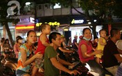 Chùm ảnh: Cha mẹ thản nhiên cho con "làm xiếc" trên xe gắn máy Chùm ảnh: Cha mẹ thản nhiên cho con "làm xiếc" trên xe gắn máy