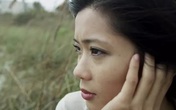 Sững sờ nhìn thấy hành động của em gái qua khe cửa phòng ngủ Sững sờ nhìn thấy hành động của em gái qua khe cửa phòng ngủ