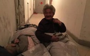 Bố mẹ già U80 nằm ngủ ngoài hành lang nhà con Bố mẹ già U80 nằm ngủ ngoài hành lang nhà con