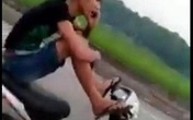 Thanh niên vừa lái xe bằng chân vừa gọi điện… khoe mẹ Thanh niên vừa lái xe bằng chân vừa gọi điện… khoe mẹ