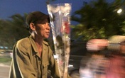 Hình ảnh ông chồng lam lũ mua hoa tặng vợ ngày 20/10 gây xúc động mạnh Hình ảnh ông chồng lam lũ mua hoa tặng vợ ngày 20/10 gây xúc động mạnh