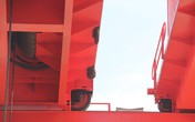 Kỳ lạ 11 đàn ong xây tổ trên cẩu trục thủy điện Kỳ lạ 11 đàn ong xây tổ trên cẩu trục thủy điện