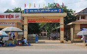 Xôn xao hình ảnh bệnh nhân được bó chiếu, khiêng về nhà Xôn xao hình ảnh bệnh nhân được bó chiếu, khiêng về nhà