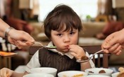 Bé trai 3 tuổi thiệt mạng vì bị bố 'nhồi' thức ăn Bé trai 3 tuổi thiệt mạng vì bị bố 'nhồi' thức ăn