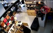 Mất đúng 5 giây, nữ khách hàng khiến nhân viên phải 'khóc cả tháng' Mất đúng 5 giây, nữ khách hàng khiến nhân viên phải 'khóc cả tháng'