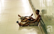 Hà Nội: "Chui" xuống hầm đi bộ ngủ trưa trốn nắng nóng gay gắt như đổ lửa Hà Nội: "Chui" xuống hầm đi bộ ngủ trưa trốn nắng nóng gay gắt như đổ lửa