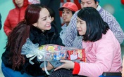 Thúy Hạnh đưa con gái ra Bắc làm từ thiện giữa trời rét Thúy Hạnh đưa con gái ra Bắc làm từ thiện giữa trời rét