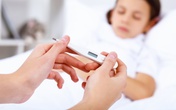 Cách xử trí khi trẻ bị sốt co giật tại nhà Cách xử trí khi trẻ bị sốt co giật tại nhà