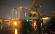 Gào khóc thảm thiết khi chứng kiến mẹ ruột và vợ bị xe container cán tử vong Gào khóc thảm thiết khi chứng kiến mẹ ruột và vợ bị xe container cán tử vong