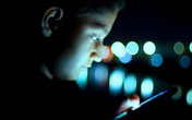 Bị mù tạm thời khi dùng smartphone trong bóng tối Bị mù tạm thời khi dùng smartphone trong bóng tối