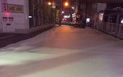 Bọt trắng bí ẩn phủ kín đường đi Nhật Bản sau động đất Bọt trắng bí ẩn phủ kín đường đi Nhật Bản sau động đất