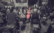 Bức ảnh người phụ nữ đỗ xe máy ngược chiều trên đường Hà Nội gây xôn xao Bức ảnh người phụ nữ đỗ xe máy ngược chiều trên đường Hà Nội gây xôn xao