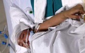 Bé gái 3 tuổi bị cán cầu lông đâm xuyên não