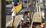 Bức ảnh cô bé lấy khăn che nắng cho bố sửa xe gây xúc động Bức ảnh cô bé lấy khăn che nắng cho bố sửa xe gây xúc động