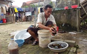 Bố bệnh gan, mò cua, bắt ốc nuôi con bại não Bố bệnh gan, mò cua, bắt ốc nuôi con bại não