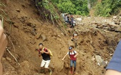 Lào Cai: Hàng trăm phu vàng lầm lũi rời khỏi Mà Sa Phìn Lào Cai: Hàng trăm phu vàng lầm lũi rời khỏi Mà Sa Phìn