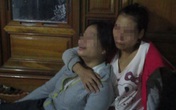 Thừa Thiên Huế: Cô gái trẻ khóc ngất bên di thể mẹ và anh trai Thừa Thiên Huế: Cô gái trẻ khóc ngất bên di thể mẹ và anh trai