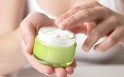 Hai mẹ con nhập viện vì tiêm thuốc trắng da “siêu tốc”: Cẩn trọng khi sử dụng mỹ phẩm Hai mẹ con nhập viện vì tiêm thuốc trắng da “siêu tốc”: Cẩn trọng khi sử dụng mỹ phẩm