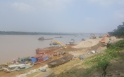 “Đại công trường” cát sỏi dưới chân cầu Thăng Long “Đại công trường” cát sỏi dưới chân cầu Thăng Long