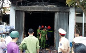 Cháy cửa hàng vàng mã tại Hải Phòng: Mẹ hoảng loạn đòi lao vào biển lửa cứu con Cháy cửa hàng vàng mã tại Hải Phòng: Mẹ hoảng loạn đòi lao vào biển lửa cứu con