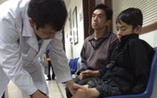 Cậu bé “đầu gối to như trống” vật vã với bệnh tật Cậu bé “đầu gối to như trống” vật vã với bệnh tật